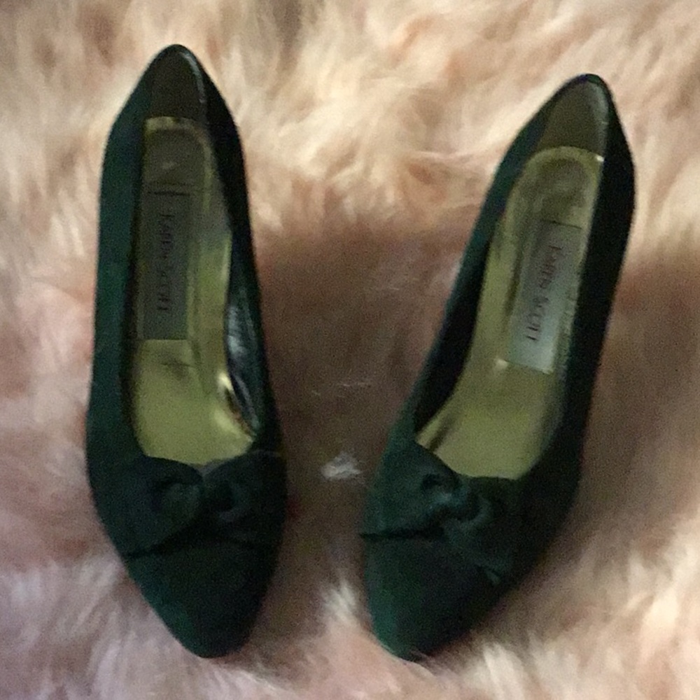 Green suede Hunter Sue heels with bow on front